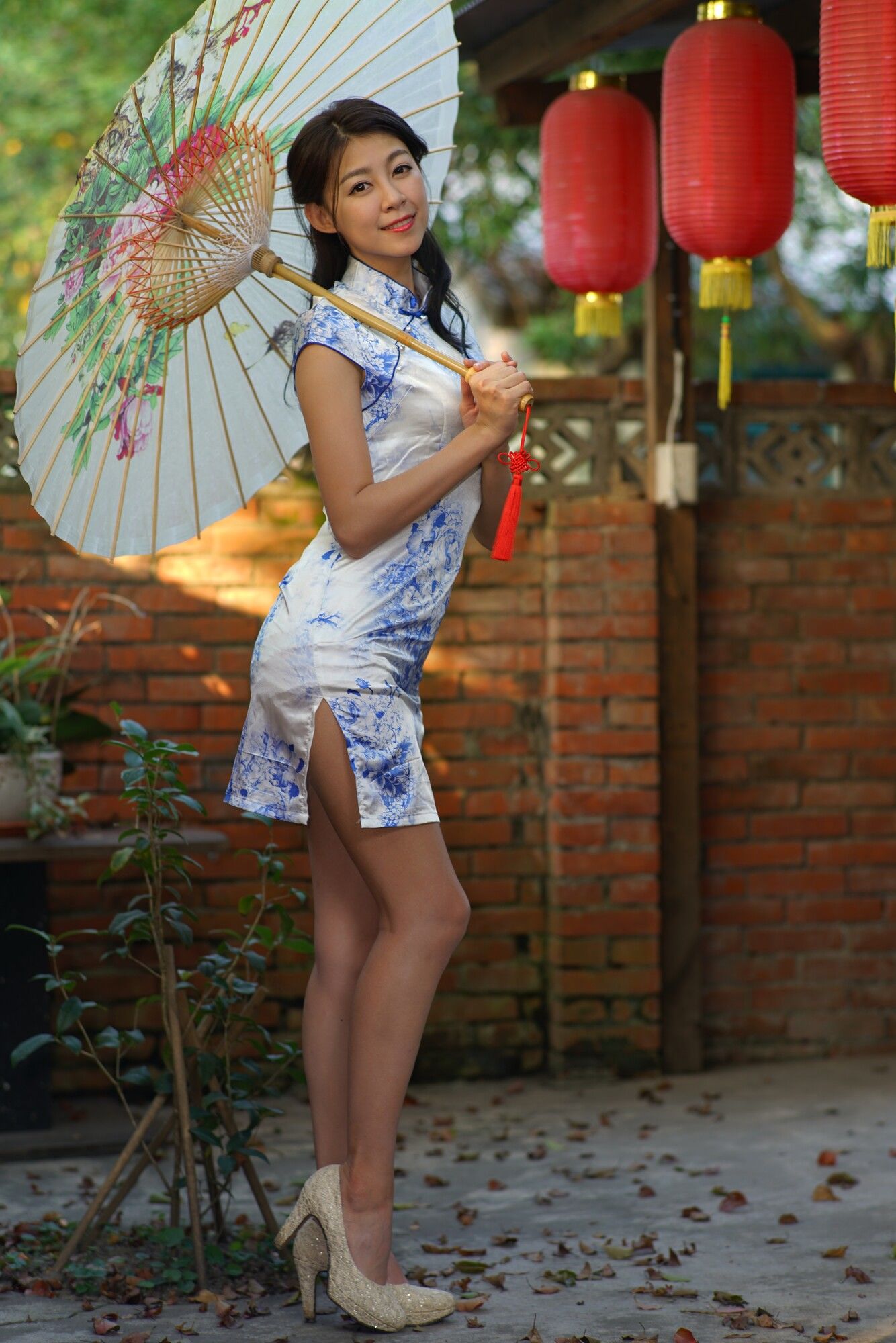 VOL.1569 [台湾正妹]古典旗袍优雅美女:简嘉莹(小紫)超高清个人性感漂亮大图(52P)